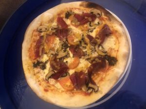PIZZA DEL MES (champion, burrata, tomate raf, cecina de vaca, emulsion de aceitunas y salsa chipotle pikante)