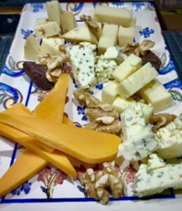 Tabla de quesos 5 variedades 

Azul . Alemania

Havarti – Dinamarca

Mimolette . Holanda

Emmental  – Suiza

Basilio – Bavaria (Alemania)