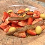 TOMATE RAF O DE TEMPORADA, CON FILETE DE ANCHOA DEL CANTABRICO Y ACEITUNAS