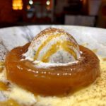 tarta tatin de manzana con crema inglesa y helado