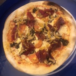 PIZZA DEL MES (champion, burrata, tomate raf, cecina de vaca, emulsion de aceitunas y salsa chipotle pikante)